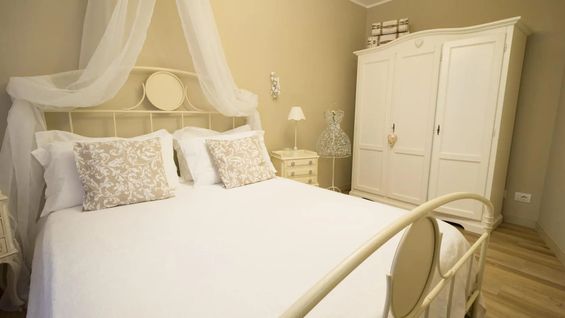 Bnbook Maison Charlotte Lago Maggiore Porto Valtravaglia Italy